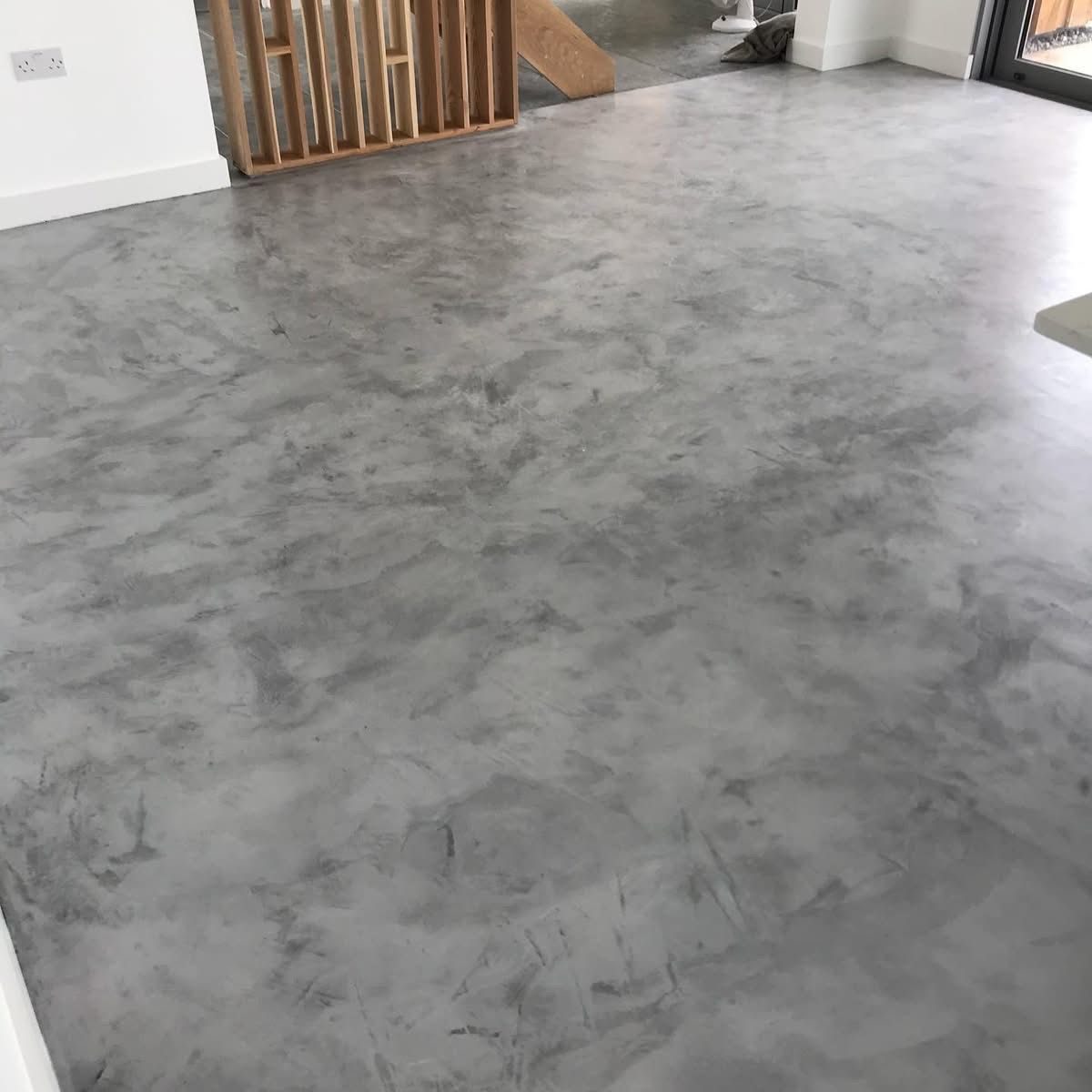 Seamless microcement floor